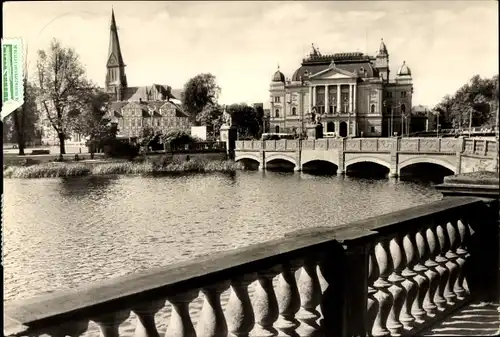 Ak Schwerin in Mecklenburg,  Mecklenburgisches Staatstheater, Brücke, Kirche