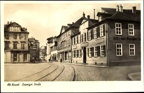 Ak Kassel in Hessen, Blick in die Leipziger Straße mit Geschäften, Gleise