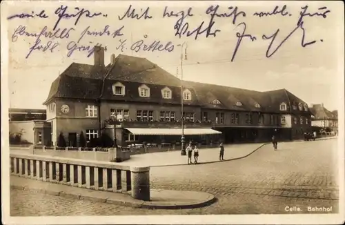 Ak Celle, Blick auf den Bahnhof, Kopfsteinpflaster, Uhr, Kinder