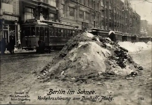 Ak Berlin Mitte, Verkehrsstörung am Dönhoff-Platz, Straßenbahnen, Winter, Schnee