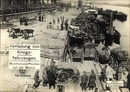 Ak Östlicher Kriegsschauplatz, Verladung von Kriegsfahrzeugen, Munition und Pferden auf der Memel