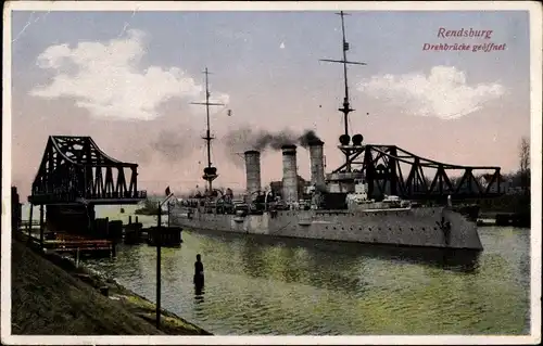 Ak Rendsburg, Kriegsschiff passiert die geöffnete Drehbrücke
