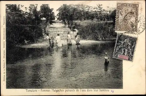Ak Tamatave Toamasina Madagaskar, Frauen Malgaches mächtiges Wasser aus Bambus