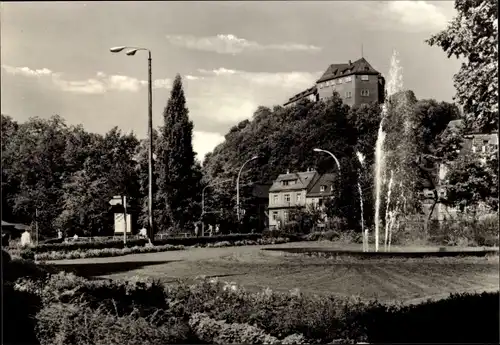 Ak Greiz im Vogtland, Blick zum Oberen Schloss, Springbrunnen