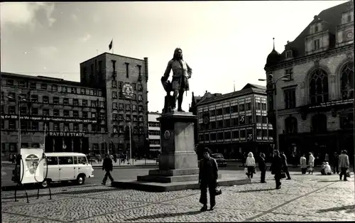 Foto Ak Halle an der Saale, Rat der Stadt, Rathaus, Denkmal, Passanten