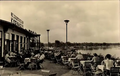 Ak Dessau in Sachsen Anhalt, HO Gaststätte Kornhaus, Terrasse mit Gästen