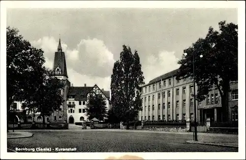 Ak Bernburg an der Saale, Kuranstalt, Straßenansicht