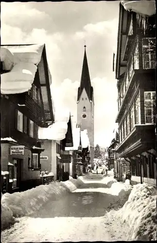 Ak Oberstdorf im Oberallgäu, Straßenpartie im Winter, Kirche