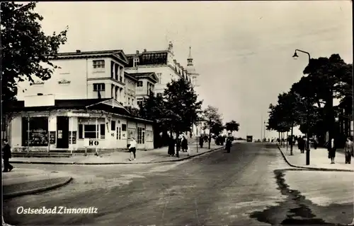 Ak Ostseebad Zinnowitz auf Usedom, Straßenkreuzung, HO Geschäft, Passanten