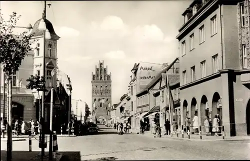 Ak Demmin in Vorpommern, Clara-Zetkin-Straße, Luisentor, Passanten, Ankauf jeder Art