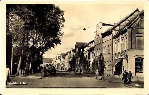 Ak Parchim in Mecklenburg, Neumarkt Drogerie, Straßenpartie