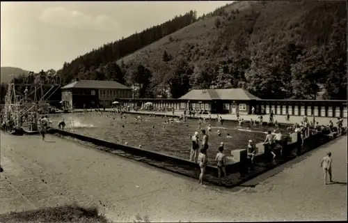 Ak Leutenberg in Thüringen, Bad im Ilmtal, Badegäste