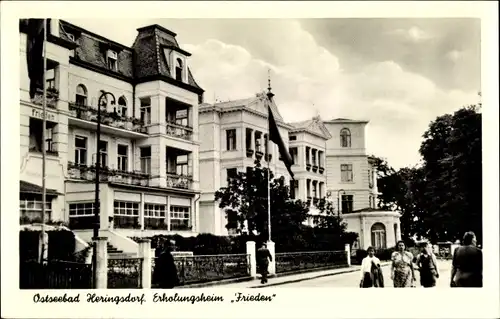 Ak Ostseebad Heringsdorf auf Usedom, Erholungsheim Frieden, Passanten, Fahnen