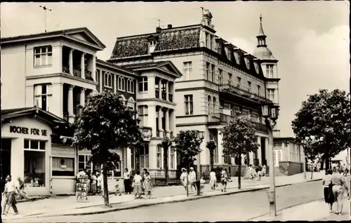 Ak Ostseebad Zinnowitz auf Usedom, Karl-Marx-Straße, Passanten, Geschäft Bücher für Sie