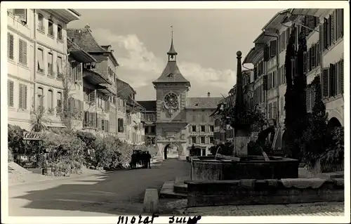 Ak Murten Murten Kanton Freiburg, Tür und Brunnen