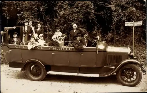 Foto Ak Lourdes Hautes Pyrénées, Personen in einem Autobus mit offenem Verdeck