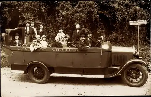 Foto Ak Lourdes Hautes Pyrénées, Personen in einem Autobus mit offenem Verdeck