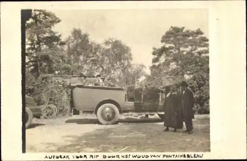 Foto Ak Fontainebleau Seine et Marne, Paar vor einem Automobil