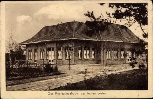 Ak Gelderland, Ons Recreatiegebouw, van buiten gezien