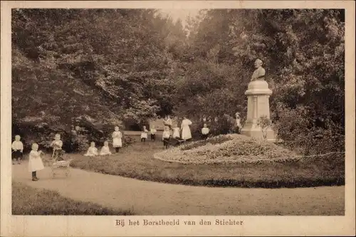 Ak Neerbosch Nijmegen Gelderland, Bij het Borstbeeld van den Stichter, Weesinrichting