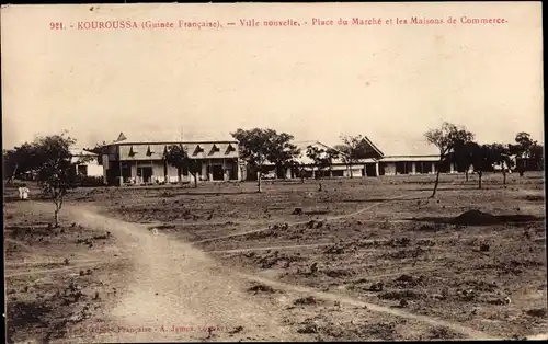 Ak Kouroussa Guinea, Neustadt, Marktplatz und Handelshäuser