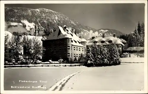 Ak Fieberbrunn in Tirol, Schlosshotel Rosenegg, Winteransicht