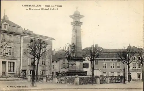 Ak Rambervillers Vosges, Place des Vosges et Monument Général Richard