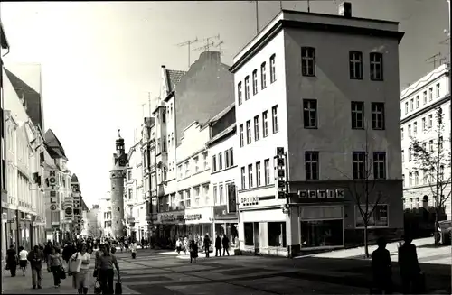 Foto Ak Halle an der Saale, Straßenansicht, Geschäft Optik, Passanten, Turm