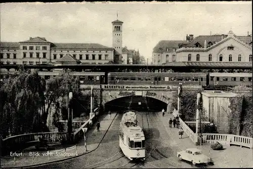 Ak Erfurt in Thüringen, Blick vom Stadtpark, Straßenbahn, Eisenbahn