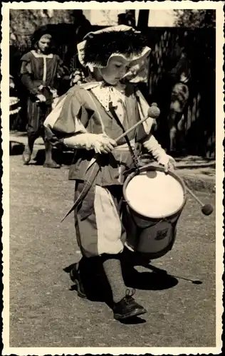 Foto Ak Bad Klosterlausnitz in Thüringen, Festzug 1956, Kind in historischer Tracht mit Trommel