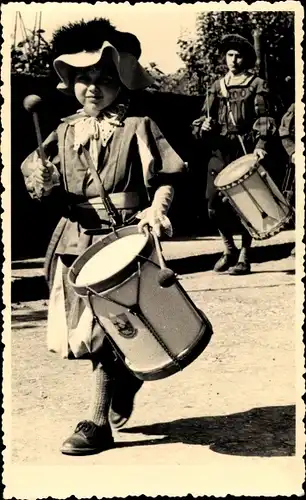 Foto Ak Bad Klosterlausnitz in Thüringen, Festzug 1956, Kind in historischer Tracht mit Trommel