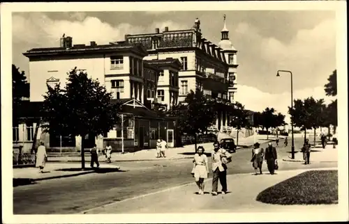 Ak Ostseebad Zinnowitz auf Usedom, Straßenpartie, Passanten