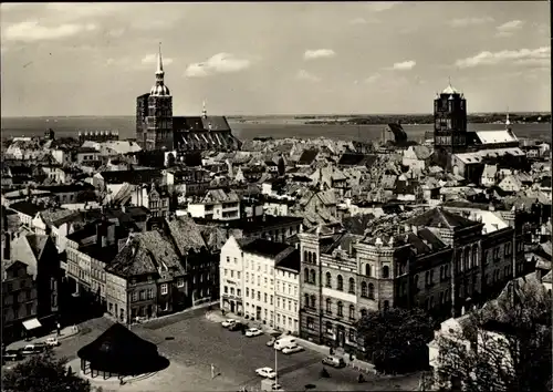 Ak Stralsund in Vorpommern, Neumarkt mit Blick auf die Stadt