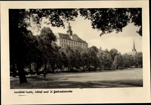 Ak Saalfeld an der Saale Thüringen, Schloss und St. Gertrudiskirche