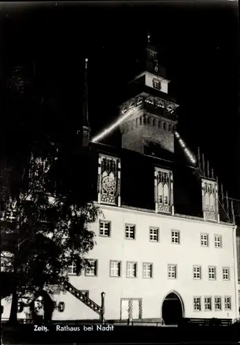 Ak Zeitz im Burgenlandkreis, Rathaus bei Nacht, Außenansicht