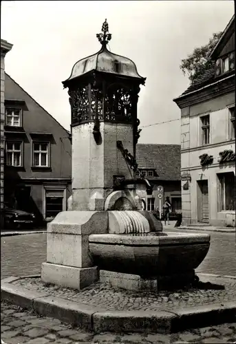 Ak Buckow in der Märkischen Schweiz, Brunnen am Markt