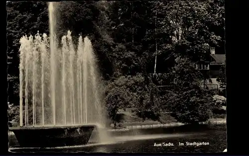 Ak Aue im Erzgebirge Sachsen, Im Stadtgarten, Springbrunnen