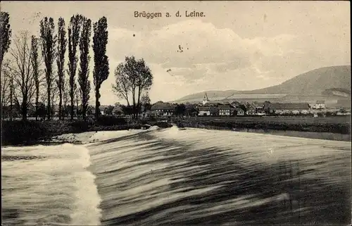 Ak Brüggen Gronau an der Leine, Wehrblick mit Ort im Hintergrund