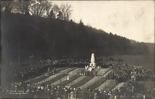 Foto Ak Hameln an der Weser Niedersachsen, Gefangenenlager, Gräber, Ehrenmal, Besucher