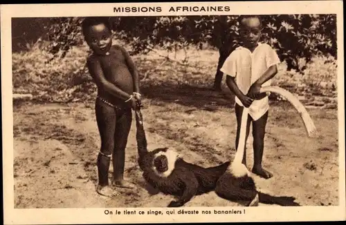 Ak Afrika, Zwei Kinder halten einen Affen am Schwanz und an der Pfote fest