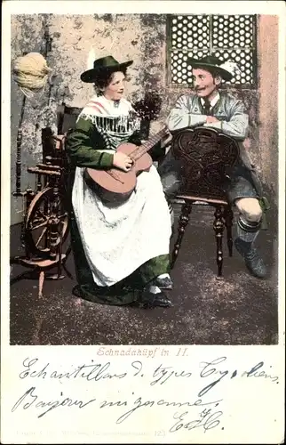 Ak Schnadehüpfln, Mann mit Zither und Frau am Spinnrad in Bayrischer Tracht, Gitarrenspielerin