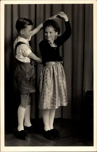 Foto Ak Tanzende Kinder in Tiroler Tracht