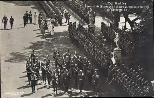 Ak Potsdam, Kaiser Wilhelm II. schreitet Front des 1. Garde Regiment zu Fuß ab