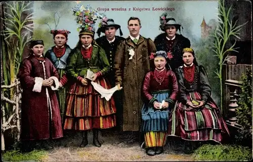 Ak Grupa weselna z Ksiestwa Lowickiego, Männer und Frauen in polnischen Trachten