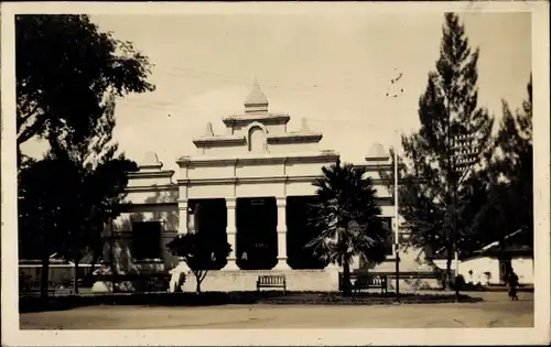 Foto Ak Indonesien, Gebäude, Passanten, Bäume, Sitzbank