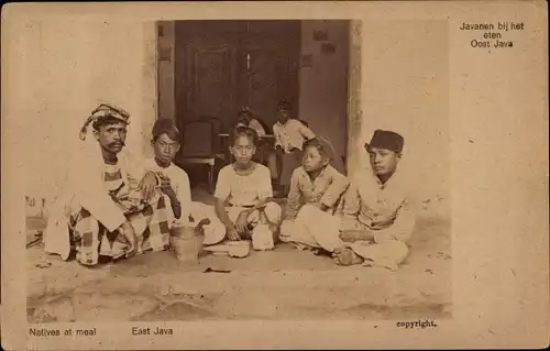 Postkarte Java Indonesien, Eingeborene beim Essen, Ost-Java