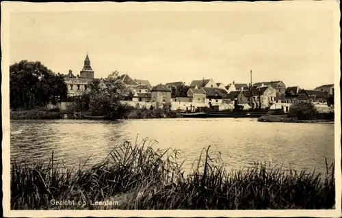 Ak Leerdam Südholland, Blick übers Wasser zum Ort