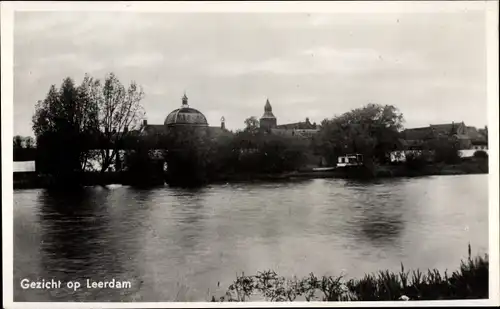 Ak Leerdam Südholland, Ort vom Ufer aus gesehen