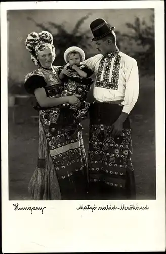 Ak Familie in ungarischen Volkstrachten
