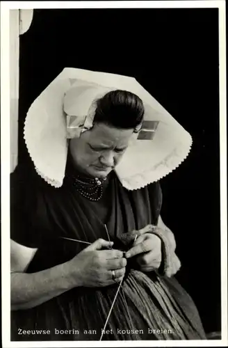 Ak Frau in niederländischer Tracht beim Stricken